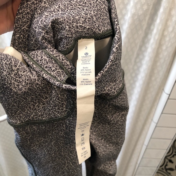 LULULEMON • Train times crop fractal alpine SIZE 2 - Picture 6 of 7